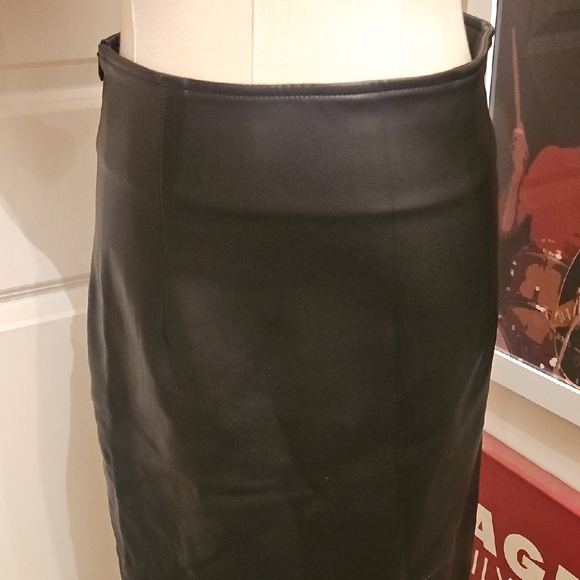 Chic Asymmetrical Black Pu Skirt with Red Accent - Picture 2 of 7